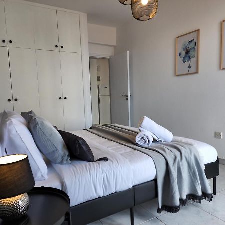 Kay'S City & Seaview One Bedroom Apartment Larnaca Bagian luar foto